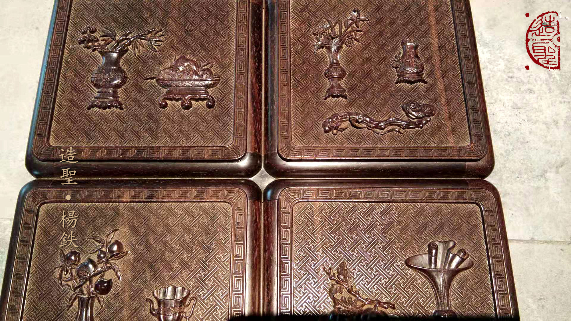 用放大镜可以看出"卍"字锦地纹出于人手雕刻的细微差异.