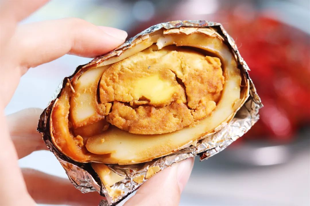 烤鹅蛋一个接一个 简直停不下来饱满的肉汁鲜得过瘾用筷子搛起热乎乎