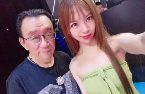 73岁相声大师侯耀华为网红直播站台和美女合照精神饱满