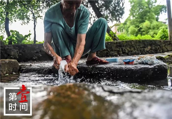 以前没有安装自来水和手摇井的时候,每家每户的生活用水都是在洲塘