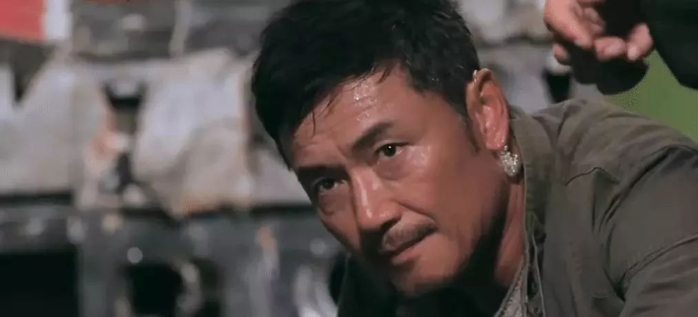 苗僑偉年齡也不大,24歲,並且憑藉楊康一角一舉成名,1988年,參演電影