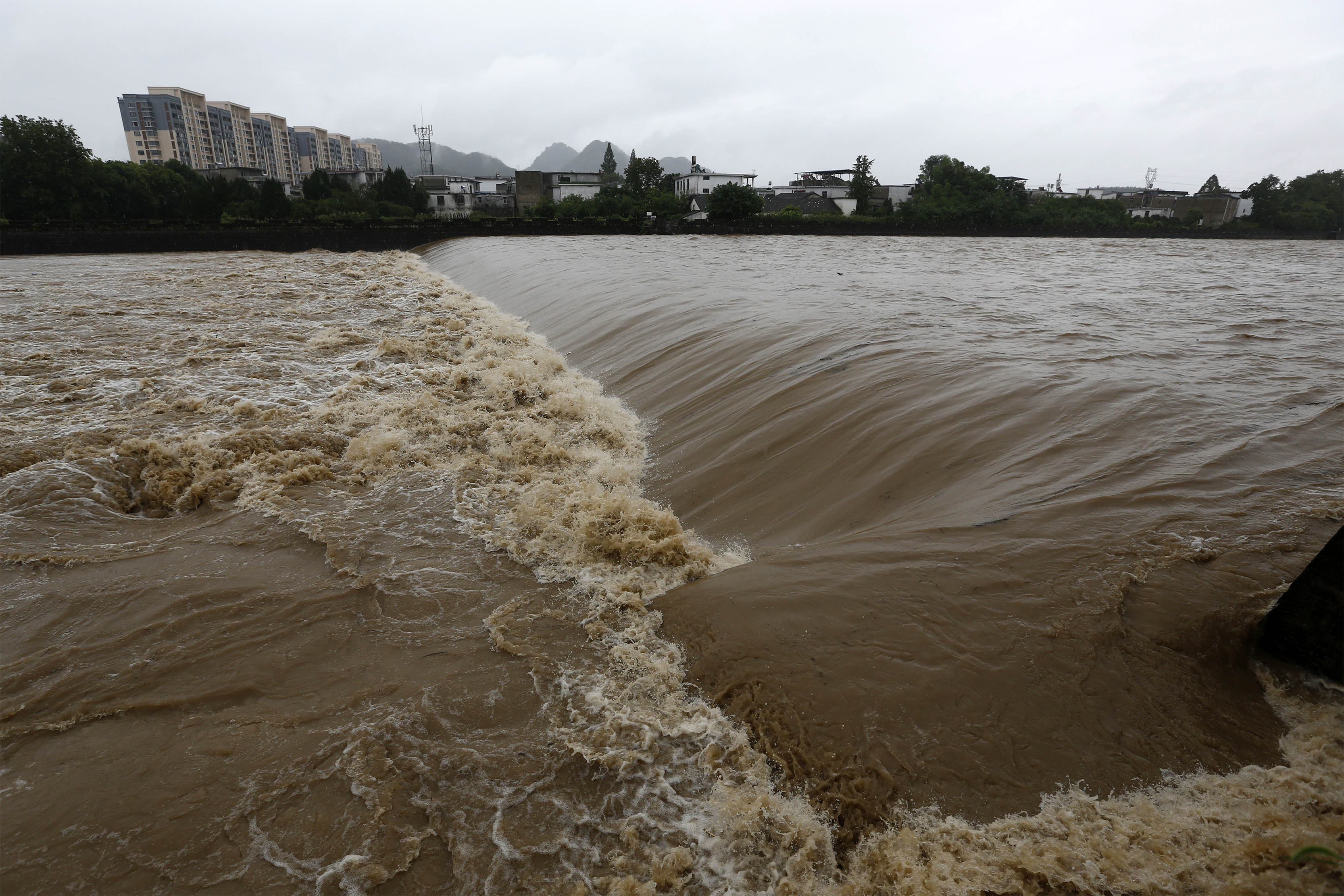 暴雨袭击安徽黄山