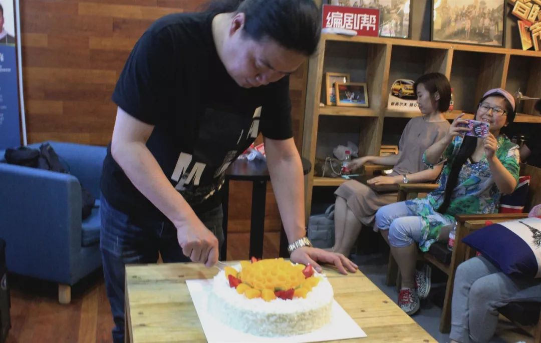 授课当天恰好是导师汪海林生日,编剧帮与学员一起为导师庆祝与平庸