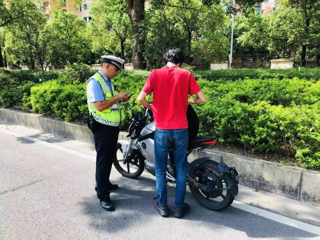 電動車進入昨天,城區交警持續整治危險指數簡直★★★★★甚至闖紅燈