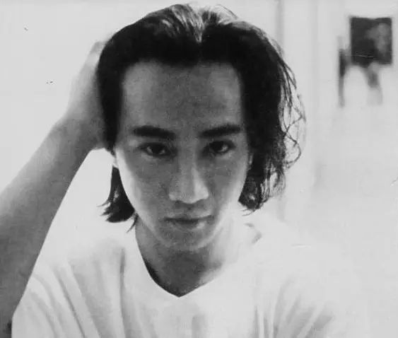 纪念黄家驹原谅我这一生不羁放纵爱自由