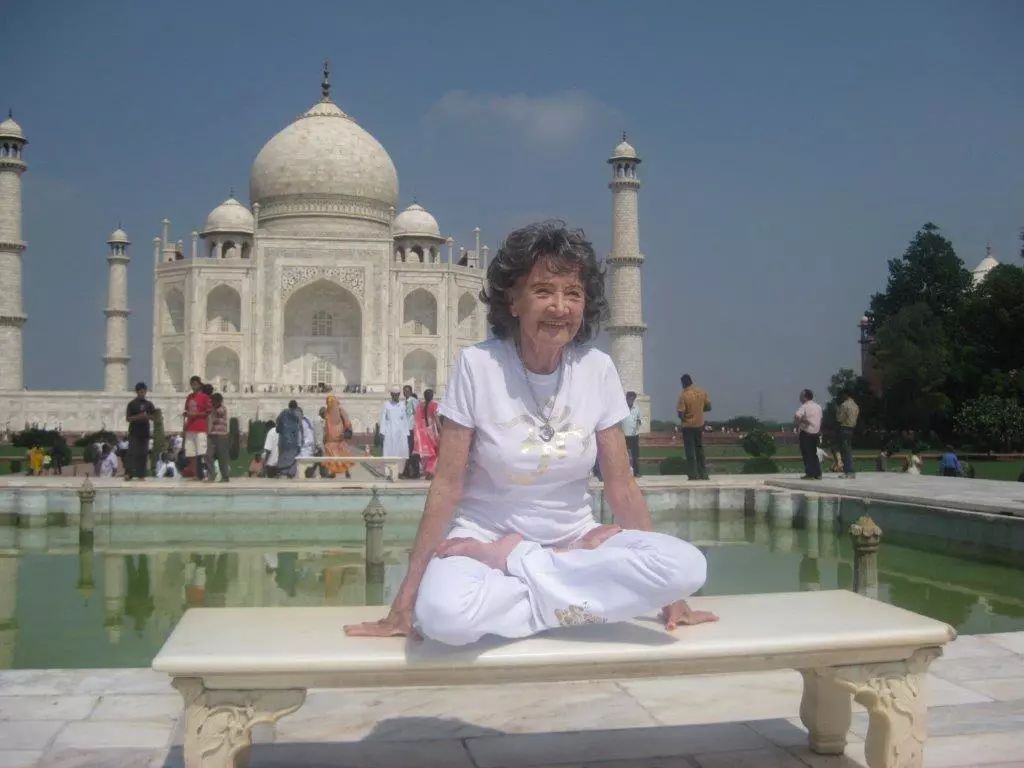 最硬核的98岁瑜伽素食奶奶拿800多个冠军每天还在学习想做的事太多可