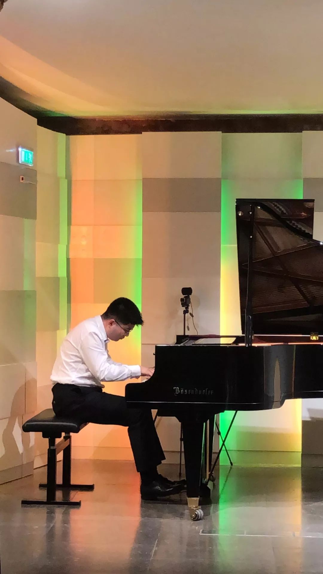 小型酒会之后李悦萌和李明阳给大家带来了精彩的独奏音乐会!