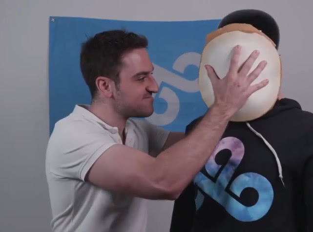 俗话说得好,泥人也有三分火气,面对京东老板的无数次骑脸输出,we官方