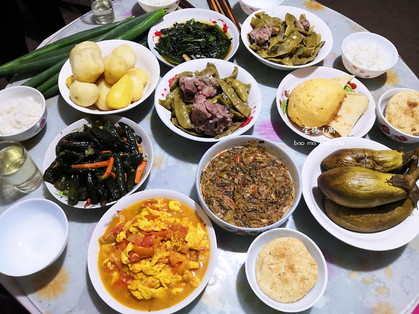 原创内蒙农村的家常晚餐,8口人,一大桌子饭菜,粗茶淡饭吃到撑