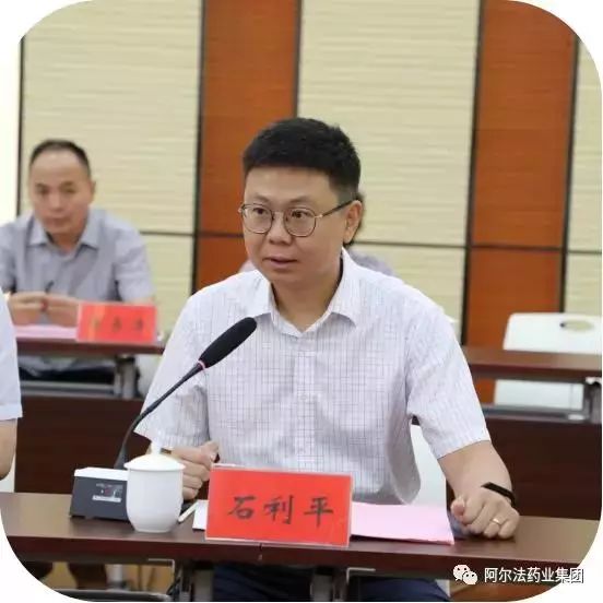 紧接着,薛启书,宿迁学院校长封超年与江苏阿尔法药业有限公司董事长石