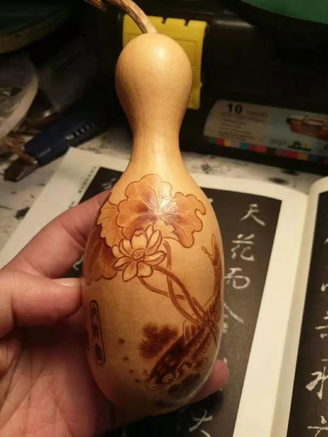 烙画葫芦艺术又称烫画,不仅是一种传统工艺美术品,而且是国家级非物质