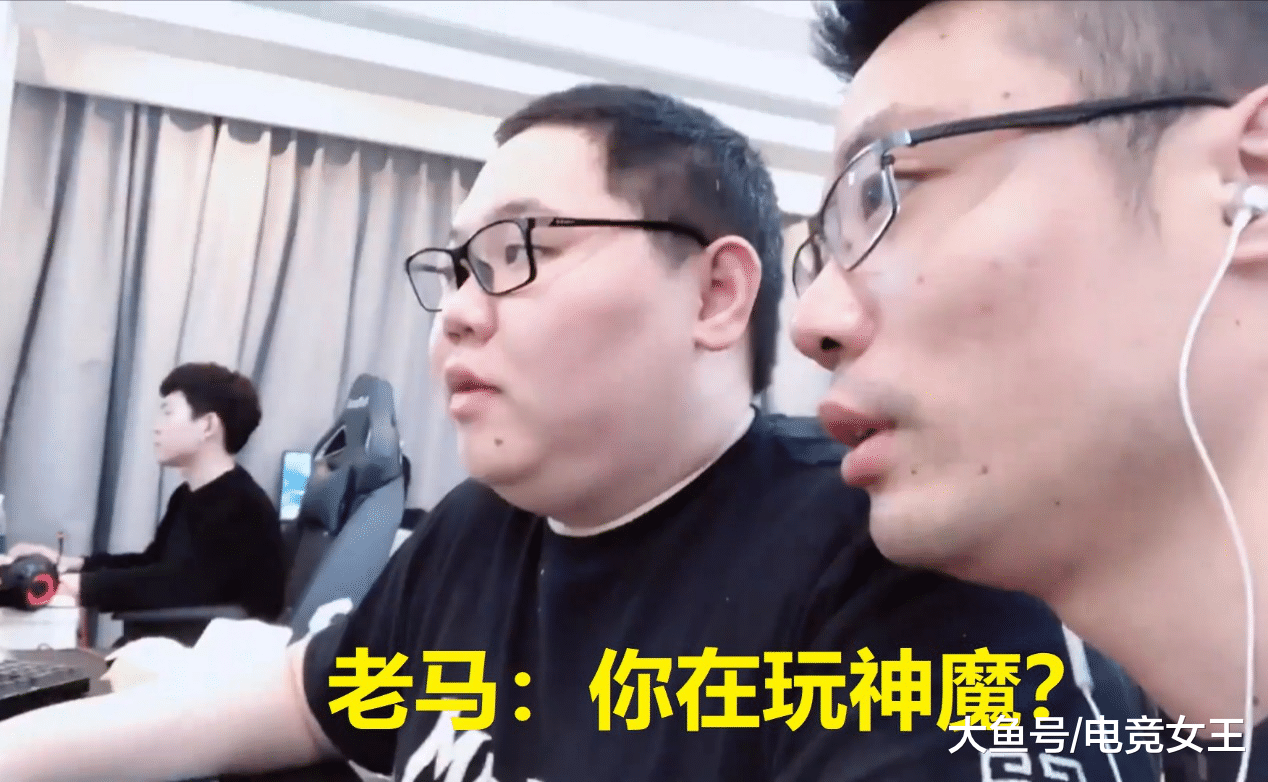 大司马找pdd播户外直播中突然强吻pdd男人之间的友谊