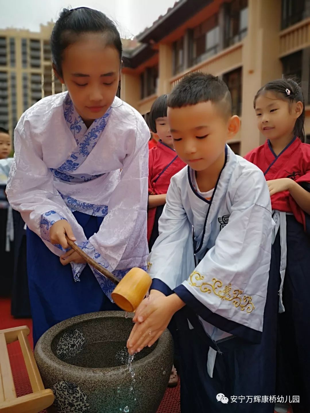 中华民族注重礼仪洁净,凡是重大仪式上都会进行"盥手",即是清洁肉身