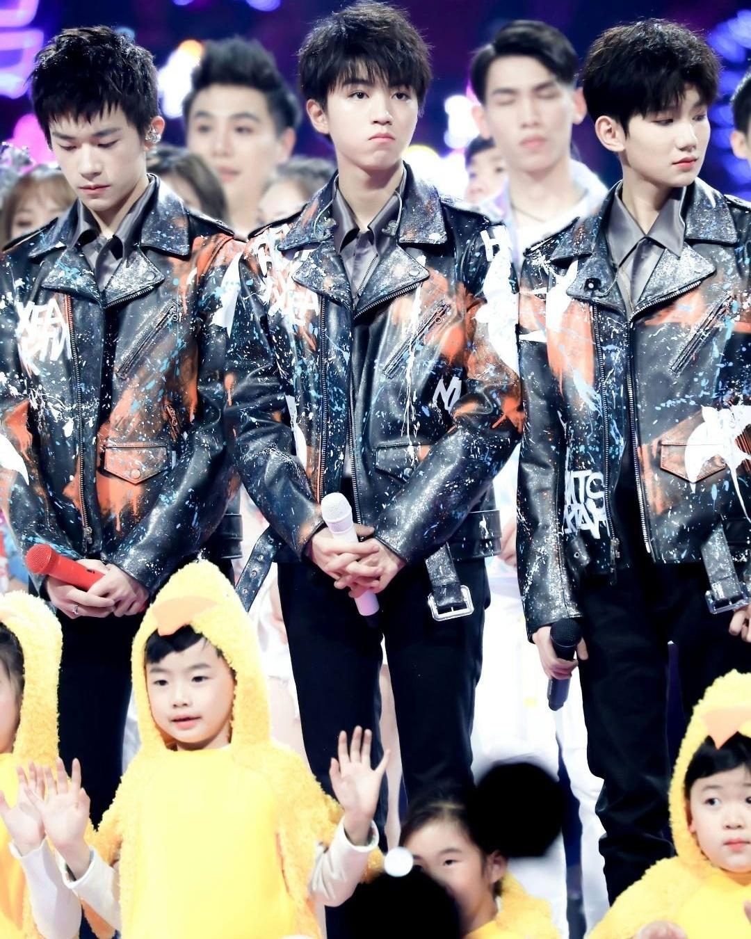 tfboys合体撒团糖,歌曲《我的朋友》显情谊,三双大长腿吸睛