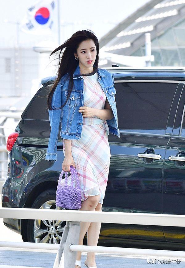 咸恩静穿减龄又显文艺的格纹连衣裙外搭帅气牛仔服