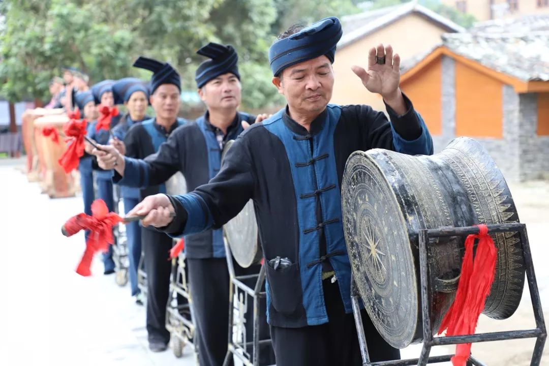 村团社日喜晴和,铜鼓齐敲唱海歌.都到一年生计足,五收蚕茧两收禾.