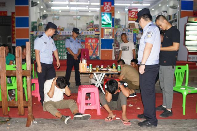 视频的拍摄者,警察李漠(化名)告诉新京报记者,当天警方分成多组在多个