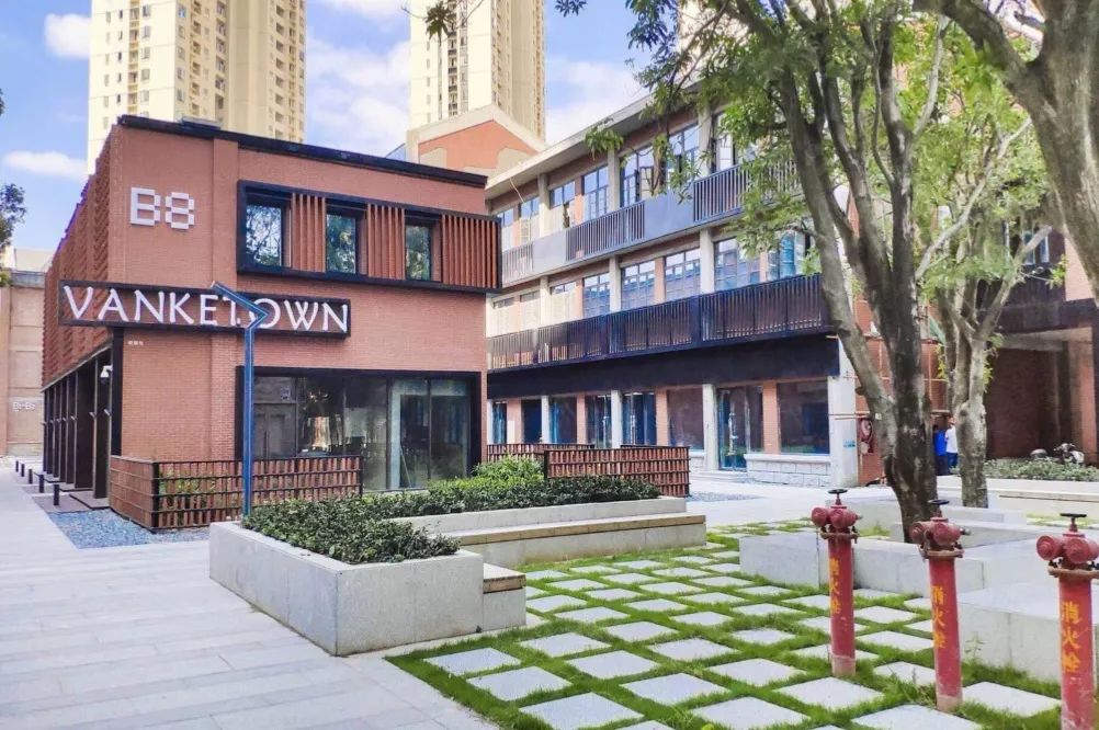 继续……2013年,万科入驻泉州,择址北峰,泉州万科城在这片土地上生长