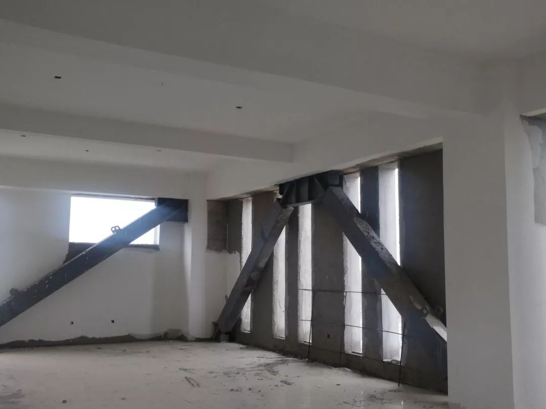 据黄工介绍,这种钢制斜杆就是减震装置的一种——防屈曲支撑杆,防屈曲