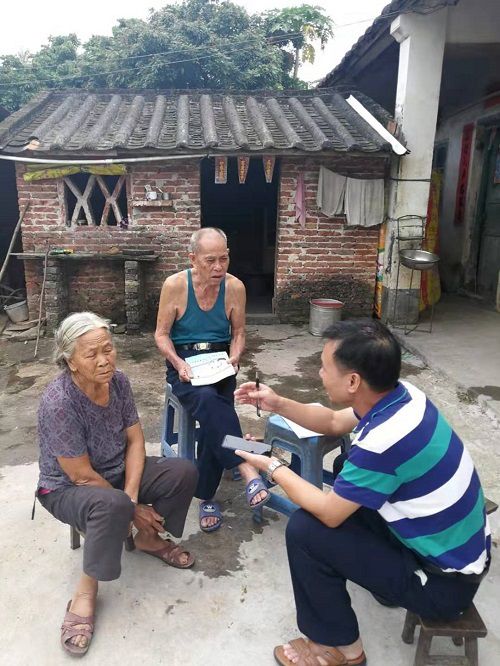 西場鎮中心衛生院駐村幹部給西場鎮歐屋村貧困人員講解特殊慢性病相關