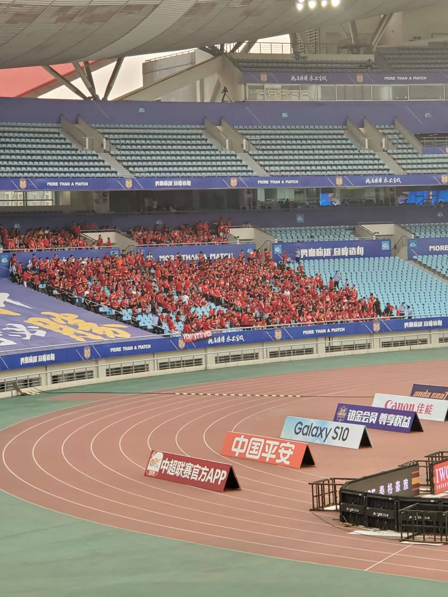 江苏球迷在看台背对球场,拉横幅,喝倒彩向俱乐部表达抗议!