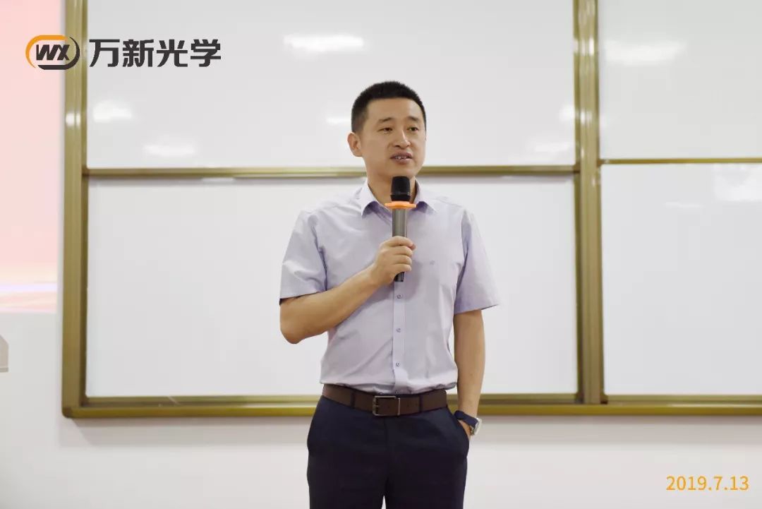 万新光学集团总裁汤峰万新光学总经理特别助理欧阳晓勇上台致辞,他