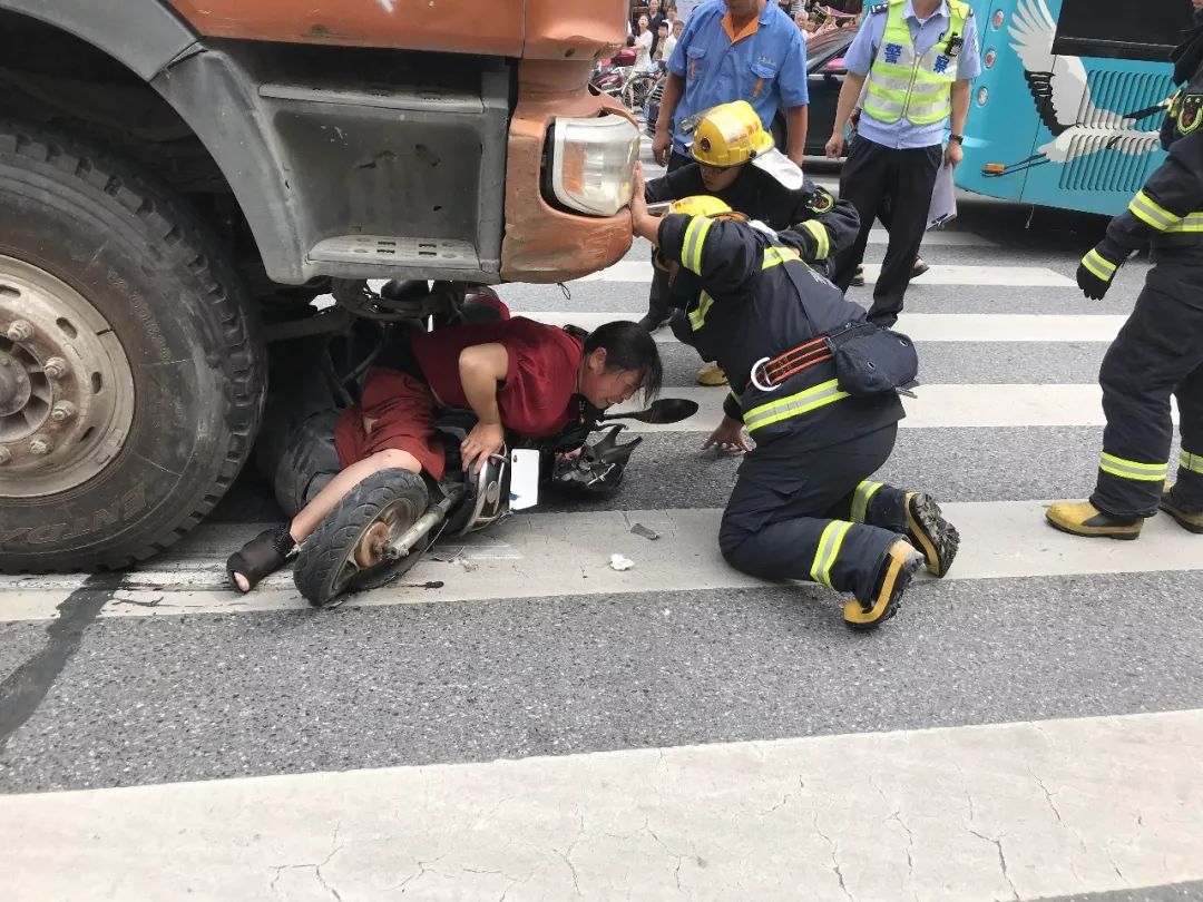 事發海門市區解放路: 一輛渣土車撞上電動車, 一女子被捲入車輪下!