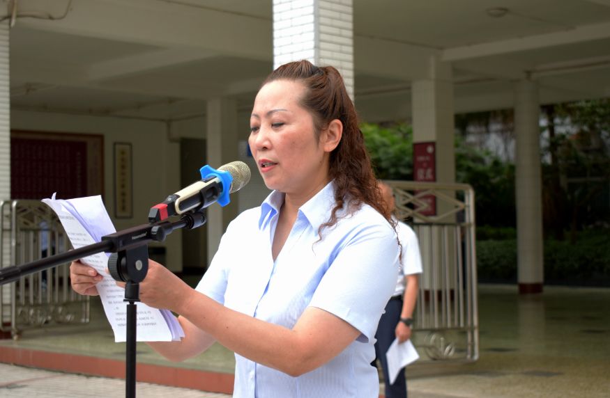 别开生面内江二中举行感谢师恩主题散学典礼