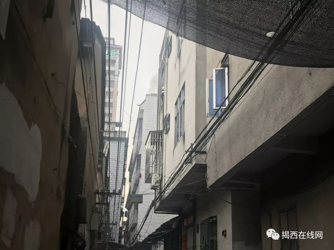 揭西河婆一房屋起火,消防快速到场扑灭明火