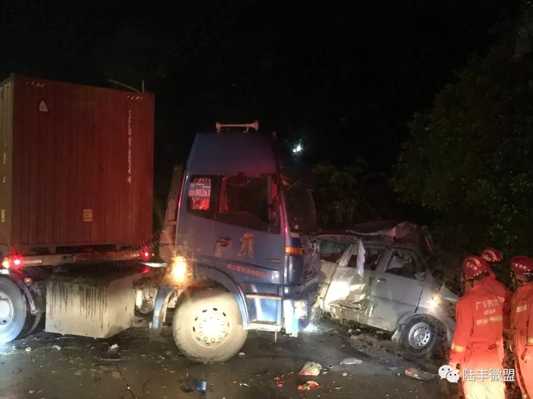 【車禍】今日凌晨陸豐某地發生嚴重車禍,司機疑似當場身亡.