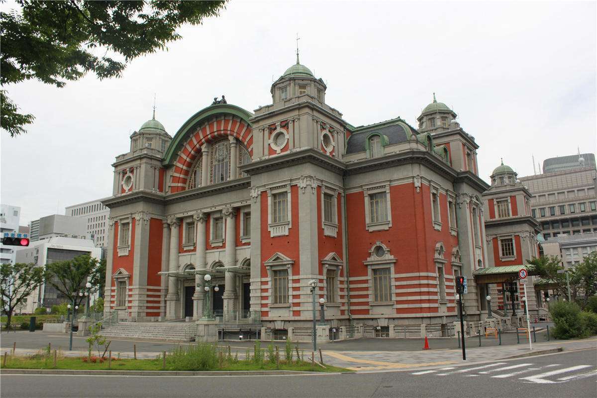 与里昂和克莱尔冒雨逃离满是僵尸的街道,进入的浣熊市警察局主厅异常