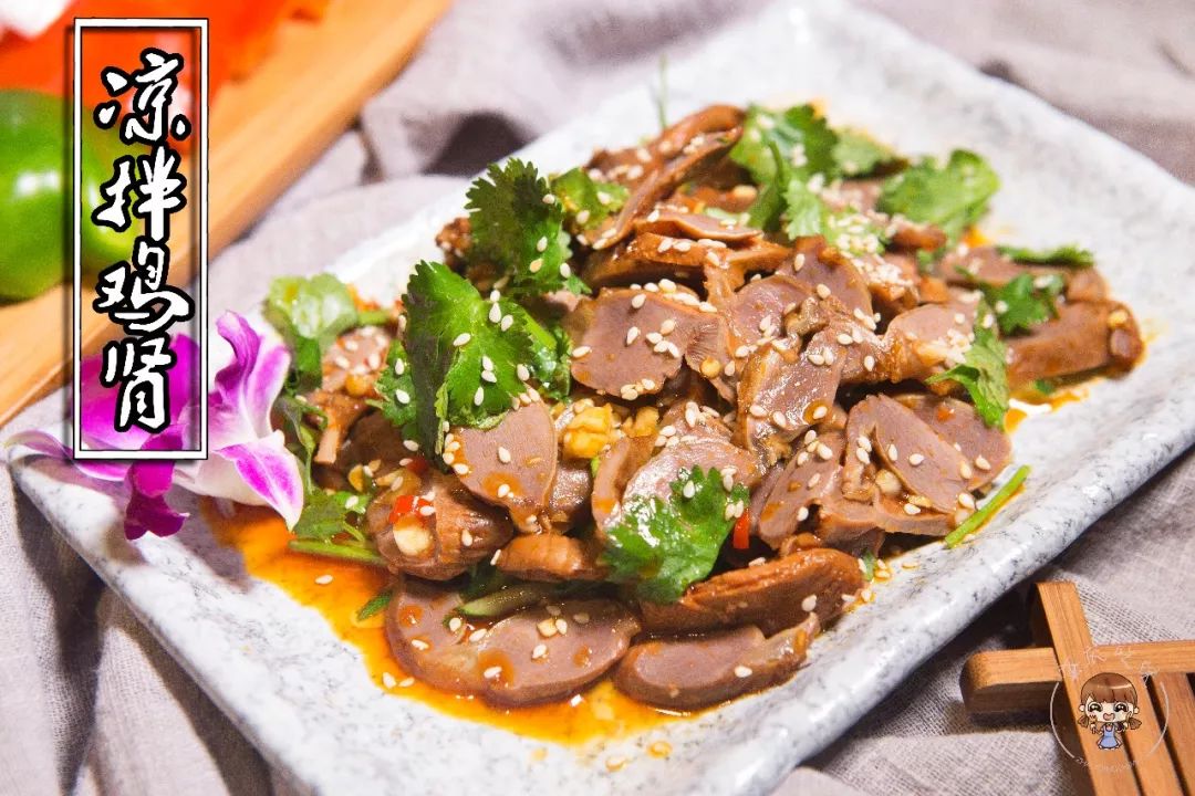 凉拌鸡肾:香油,辣椒,香菜凉拌过的鸡肾,没有内脏味,麻辣开胃!