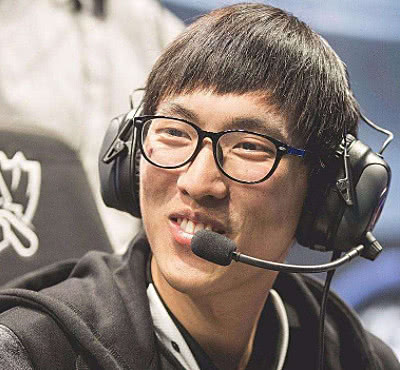 lol大师兄在虎牙首次直播听到他对uzi的评价太真实