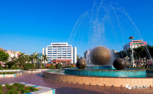 据有关人士说:孙中山查阅有关资料时发现"一国三长乐"的情况,县名字