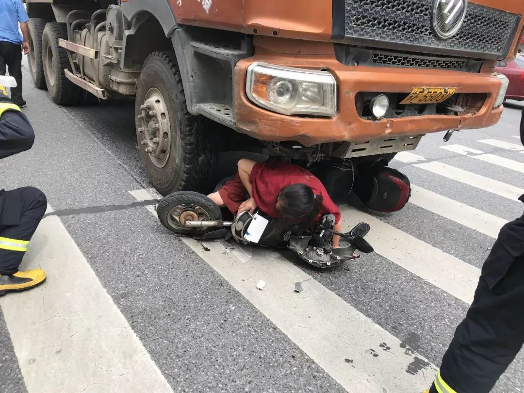 事发海门市区解放路: 一辆渣土车撞上电动车, 一女子被卷入车轮下!