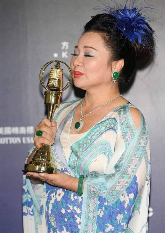 62岁的白冰冰20岁出道,曾经历家暴出轨,女儿撕票,如今坚强复出