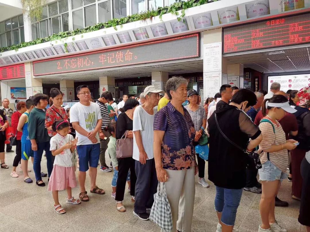 济宁市中医院三伏贴开贴市民争贴头一贴
