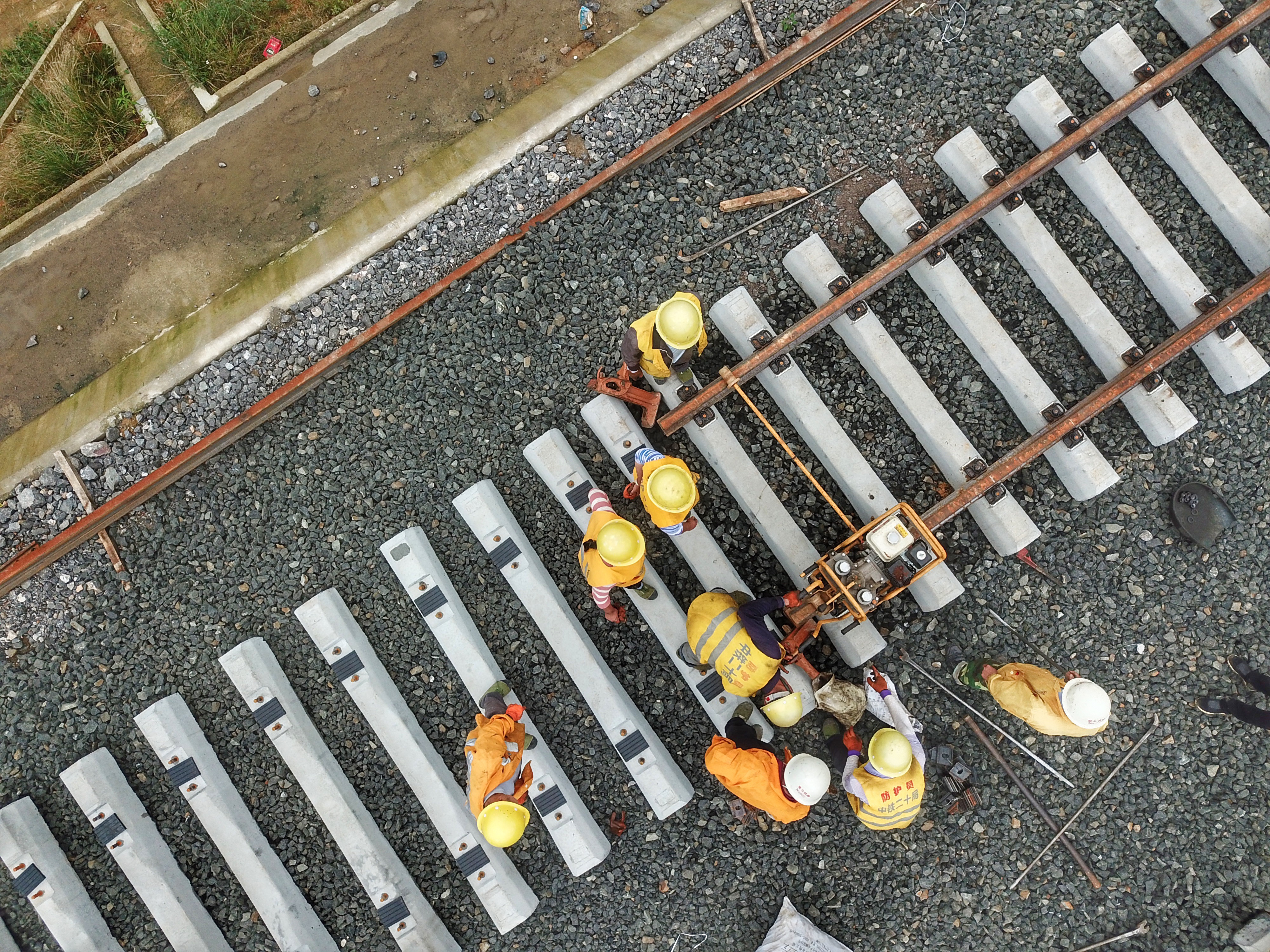 贵州首条自建自营铁路铺轨完成