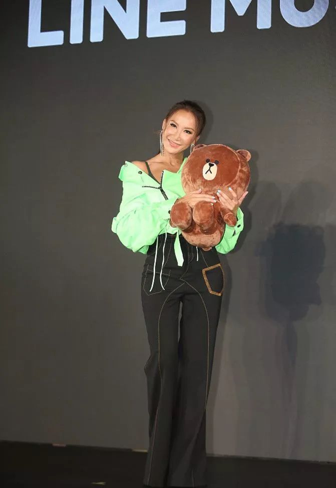 44岁李玟气质跟身材都好完美163的身高173的身材比例