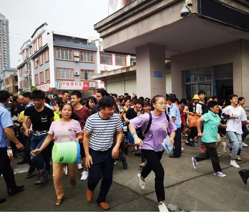 組圖隆安三中高一招生現場家長學生擠破現場