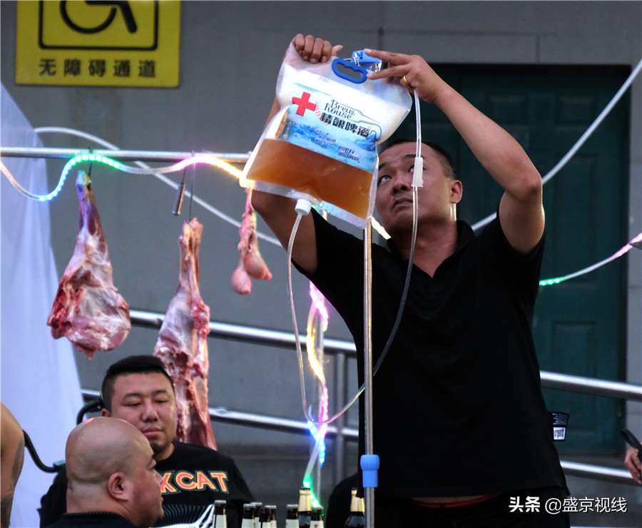 输液袋装啤酒"挂着喝"市民称奇