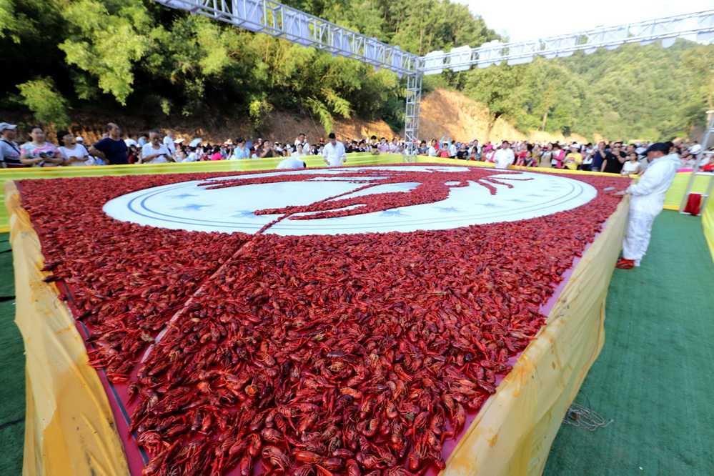 河南洛阳万人龙虾宴 食客共享1吨小龙虾