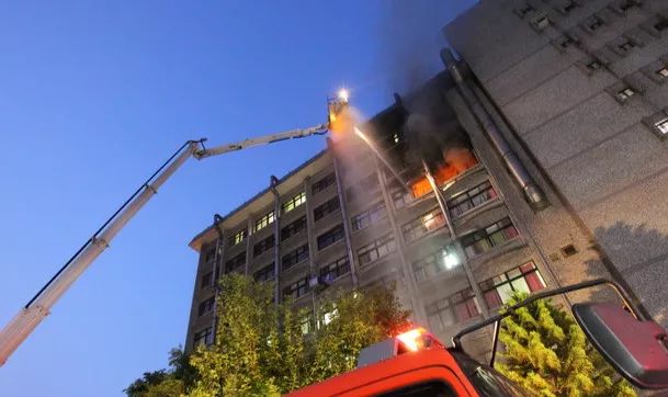 深圳一医院楼顶起火医院发生火灾时应该如何自救