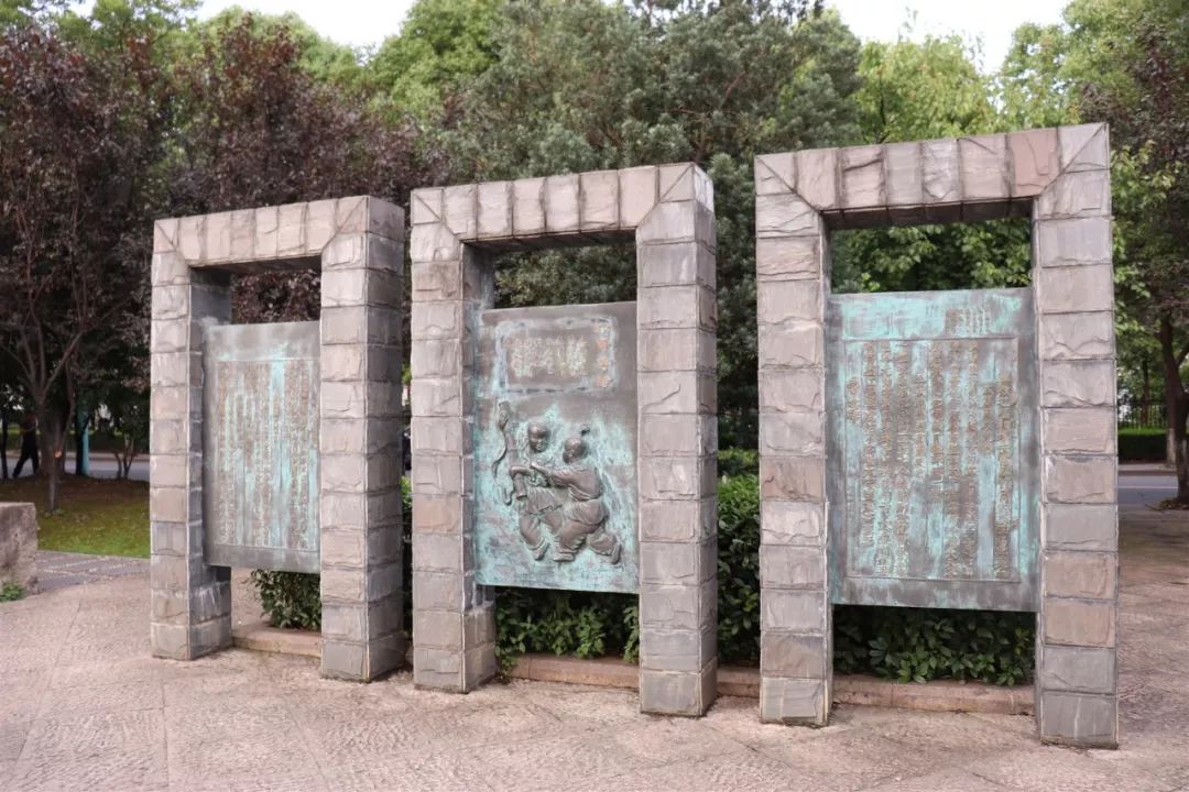 边见太白泛舟的塑像,队员们顿时豁然开朗,醒悟不远处的塑像应是贺知章