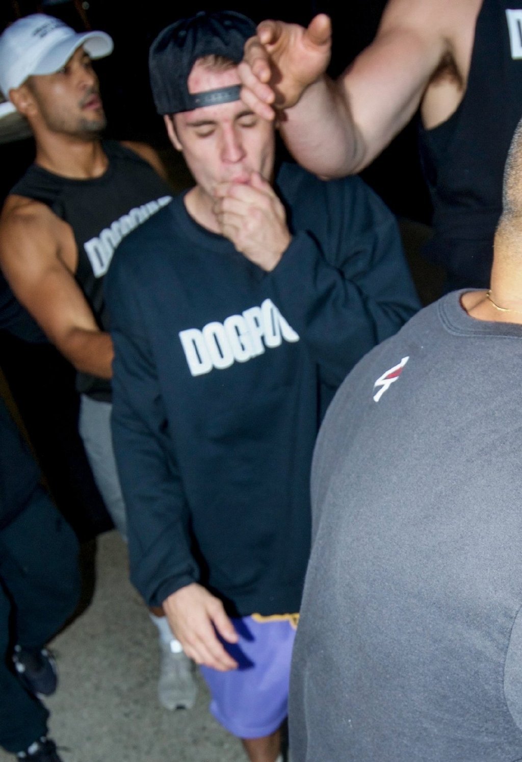 疼贾斯汀比伯被195壮汉教练一拳打在脸上瞬间露出痛苦表情