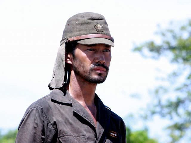 日军士兵戴的钢盔里夹着两个"屁帘",手持三八大盖,留着仁丹胡的样子