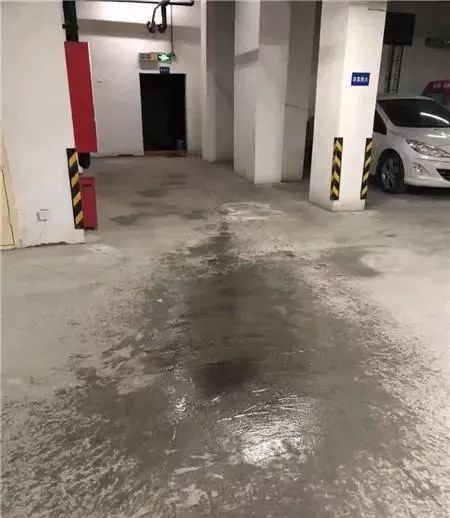 又一个李沧和达璟城地下车库地面破损积水漏水