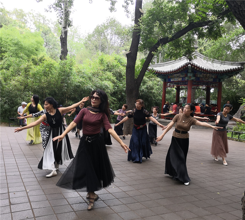 和其他老年人的广场舞不同,杜思和她的舞伴们更