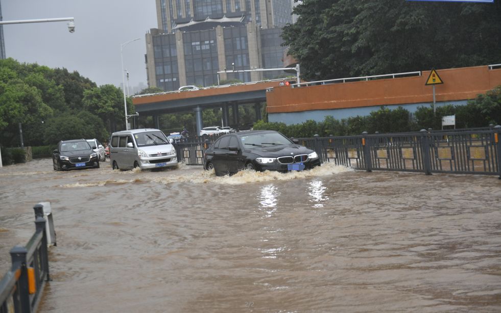 南昌昨天的雨太"暴力"!洪水渐渐退去,请记住他们的身影