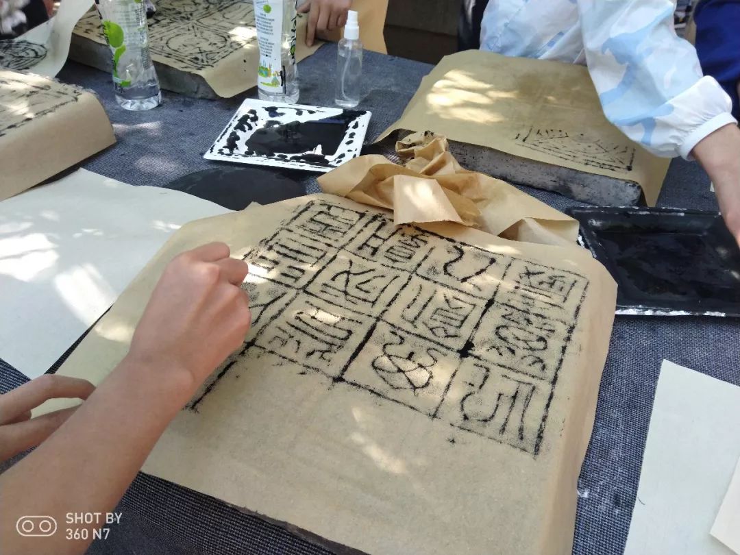 “传承民俗文化、弘扬国学”---精彩花絮之拓印体验_墨拍